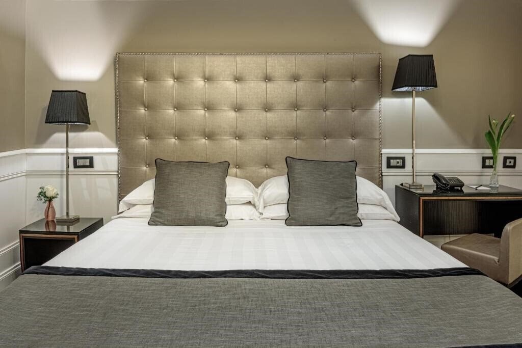 Фото The Independent Suites 4*