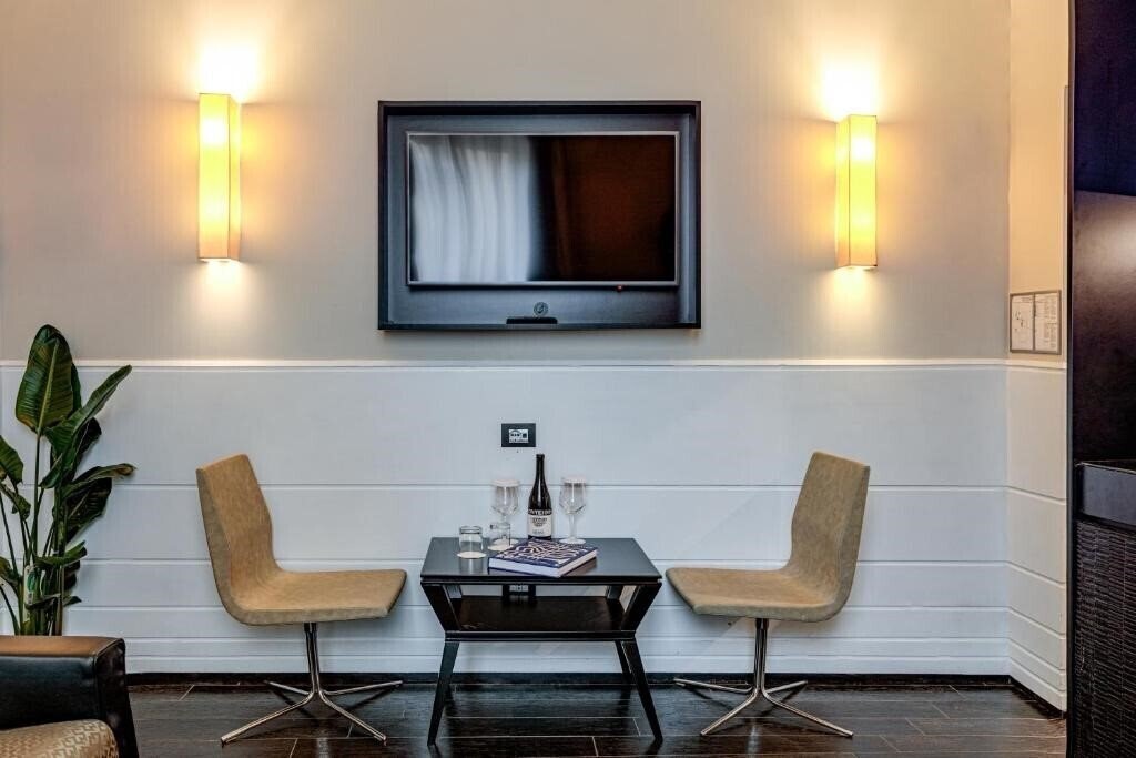 Фотография The Independent Suites 4*