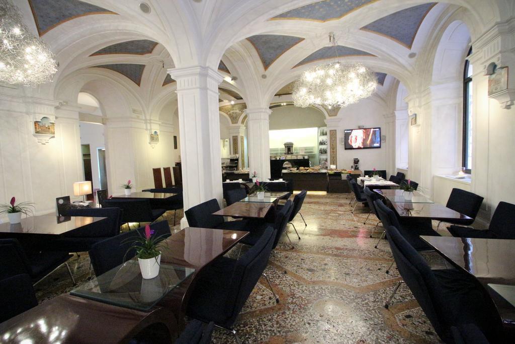 Фотографія Art by the Spanish Steps 4*