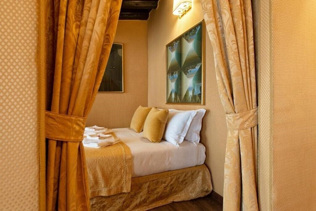 Картинка Canova Rooms In Spanish Steps 3*