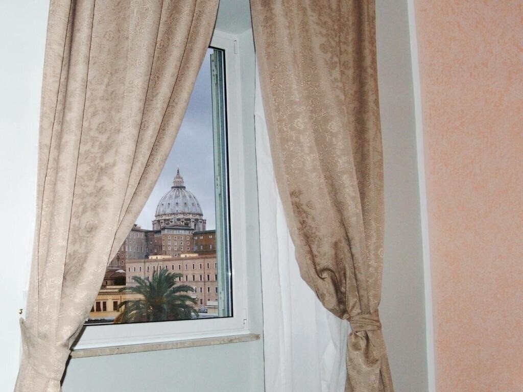 Отель Luiza Vatican House 3*