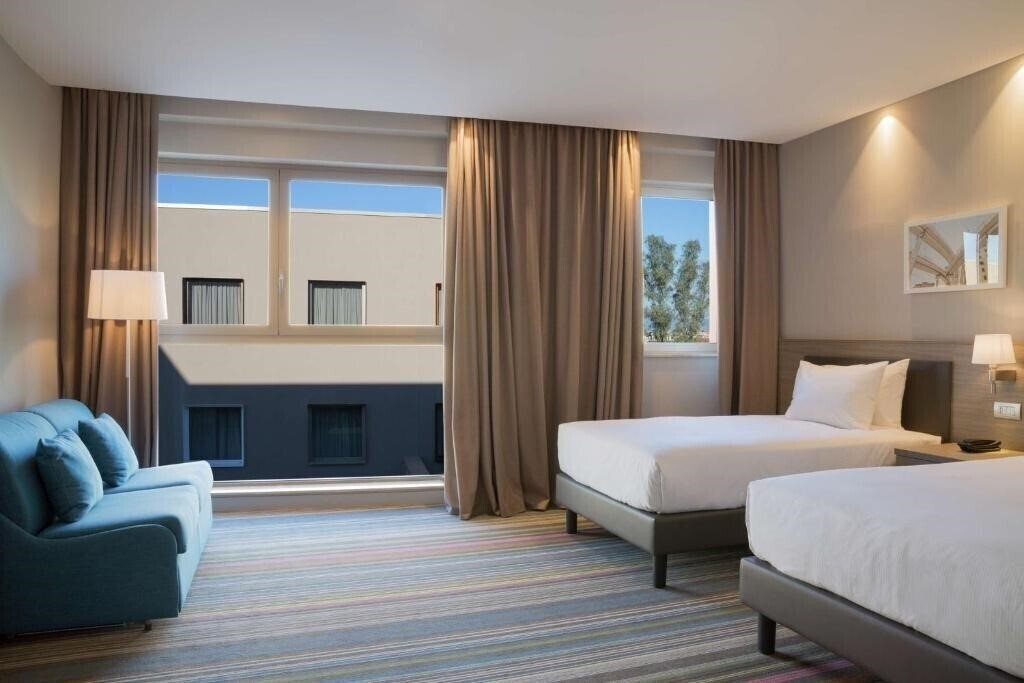 Фото Hampton by Hilton Rome East 3*