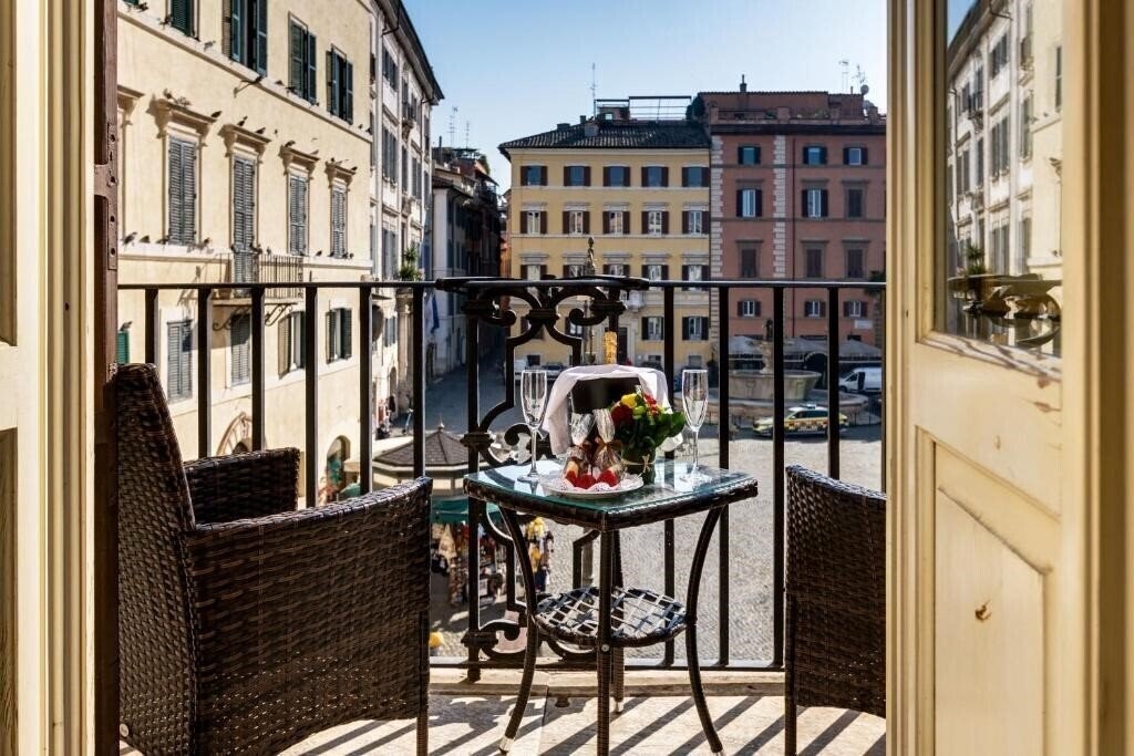 Отель Piazza Farnese Luxury Suites 3*