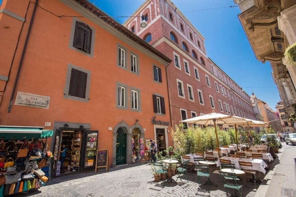 Отель Piccolo Trevi Suites 3*