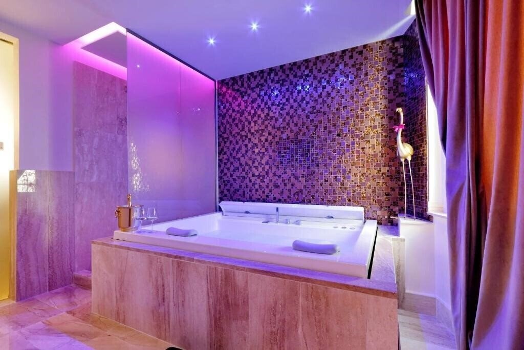 Фотографія Spanish Diamond Luxury Suites & Jacuzzi 3*
