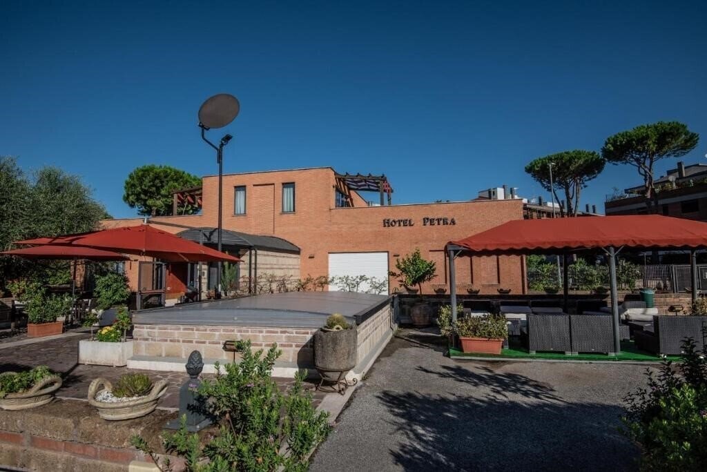 Готель Petra Hotel 4*