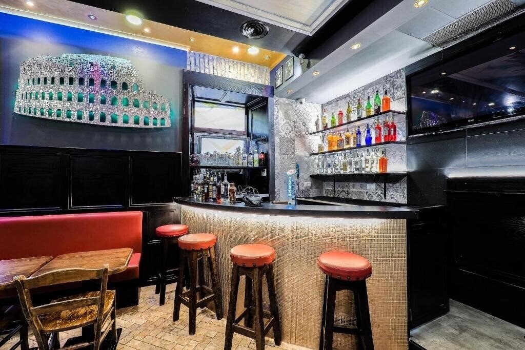 Отель Alessandro Palace & Bar 2*
