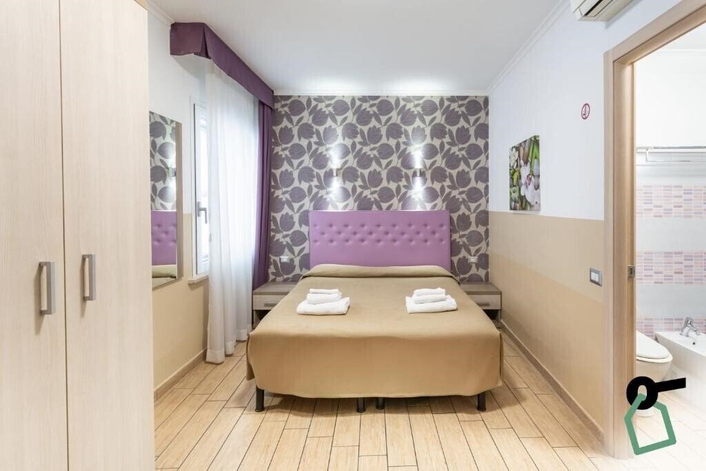 Фотографія Hotiday Room Collection Roma Barberini 3*
