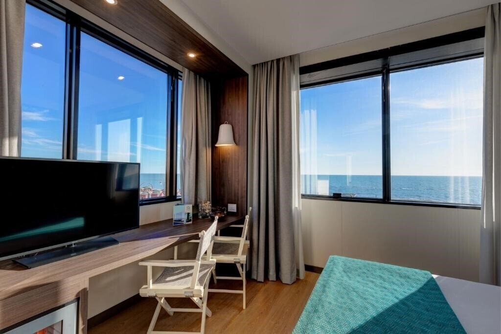 Отель Fly Deco Hotel Lido di Ostia 4*