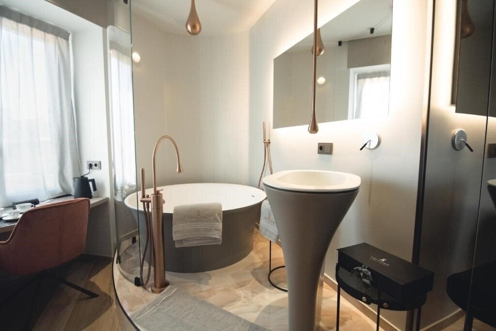 Фотография Tritone Luxury Suites Fontana di Trevi 4*
