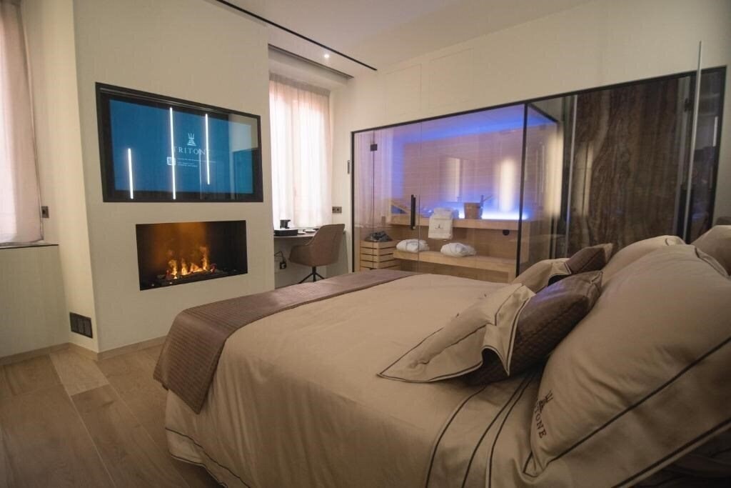 Отель Tritone Luxury Suites Fontana di Trevi 4*