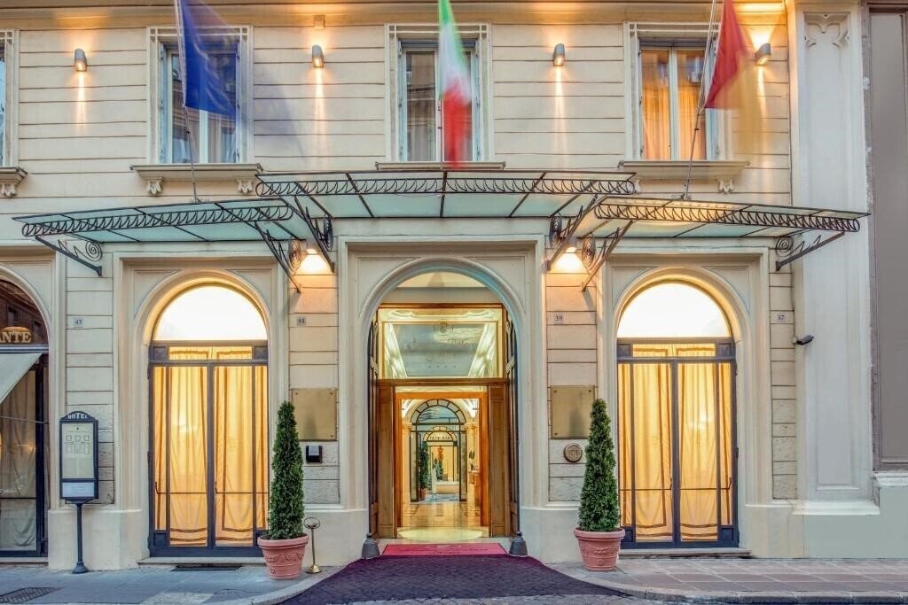 Готель UNA Hotels Empire Roma 4*