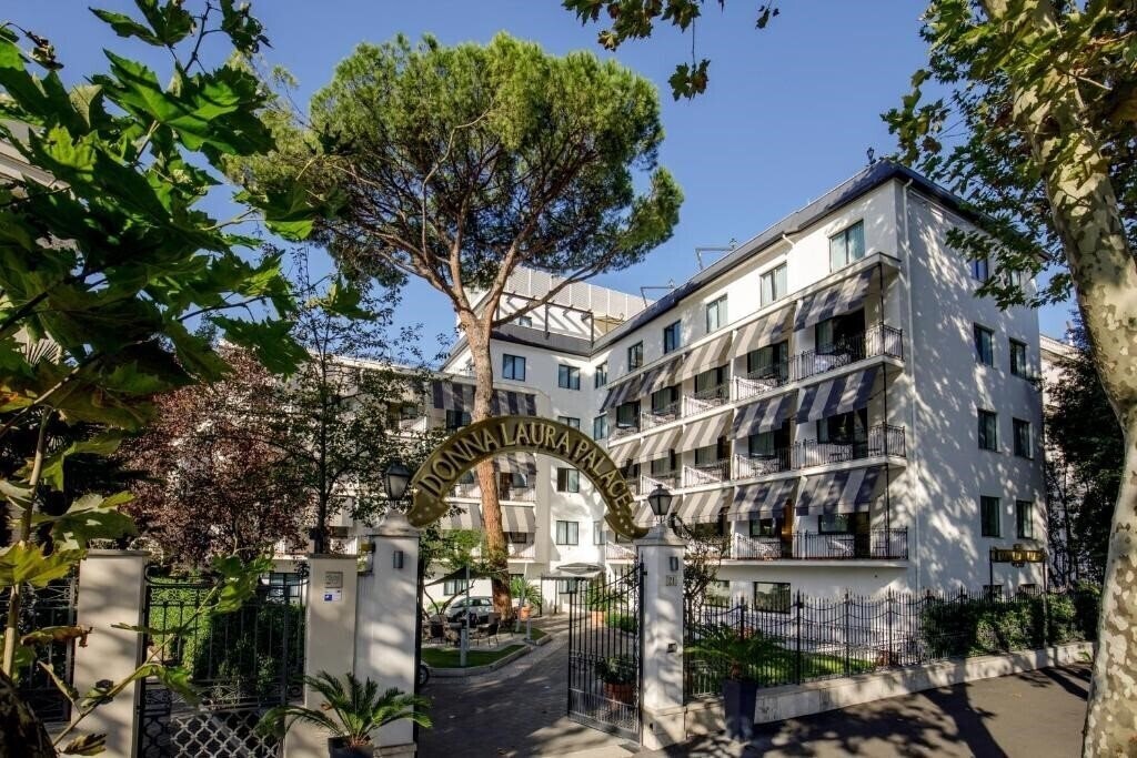 Отель Donna Laura Palace 4*