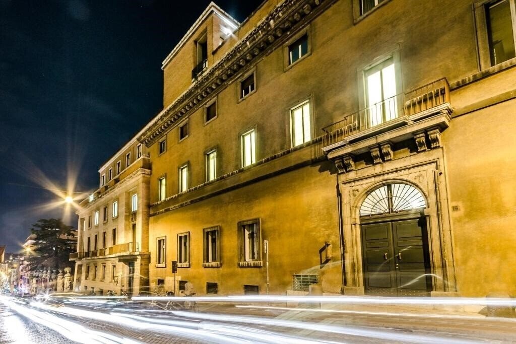 Отель Luxury Rooms H 2000 Roma 3*