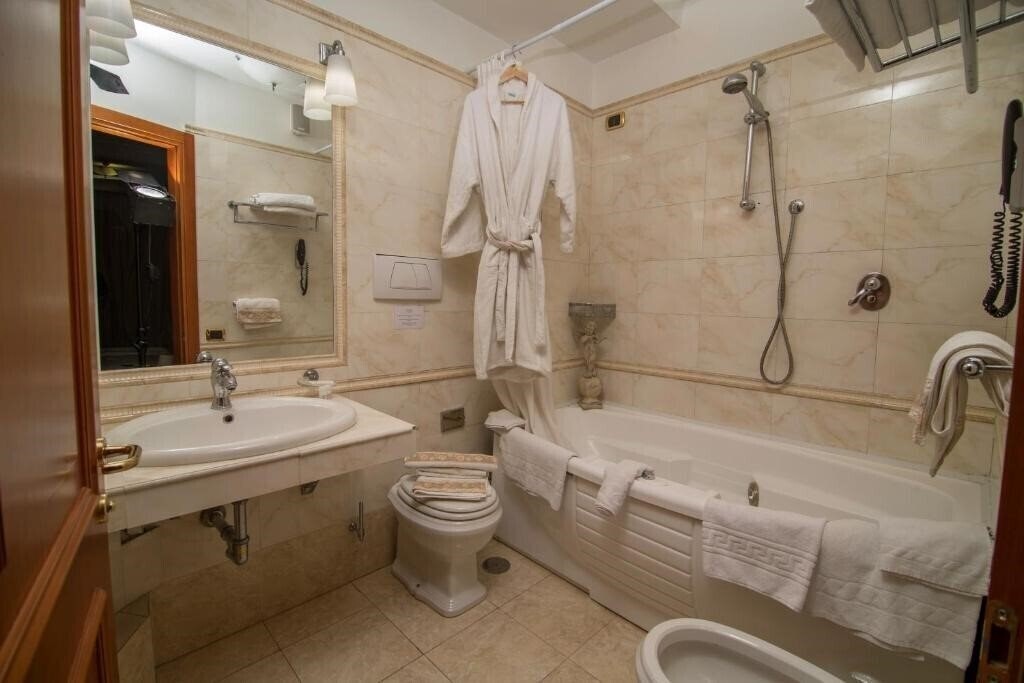 Изображение Luxury Rooms H 2000 Roma 3*