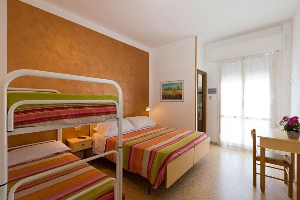 Готель Hotel Cosmos 3*