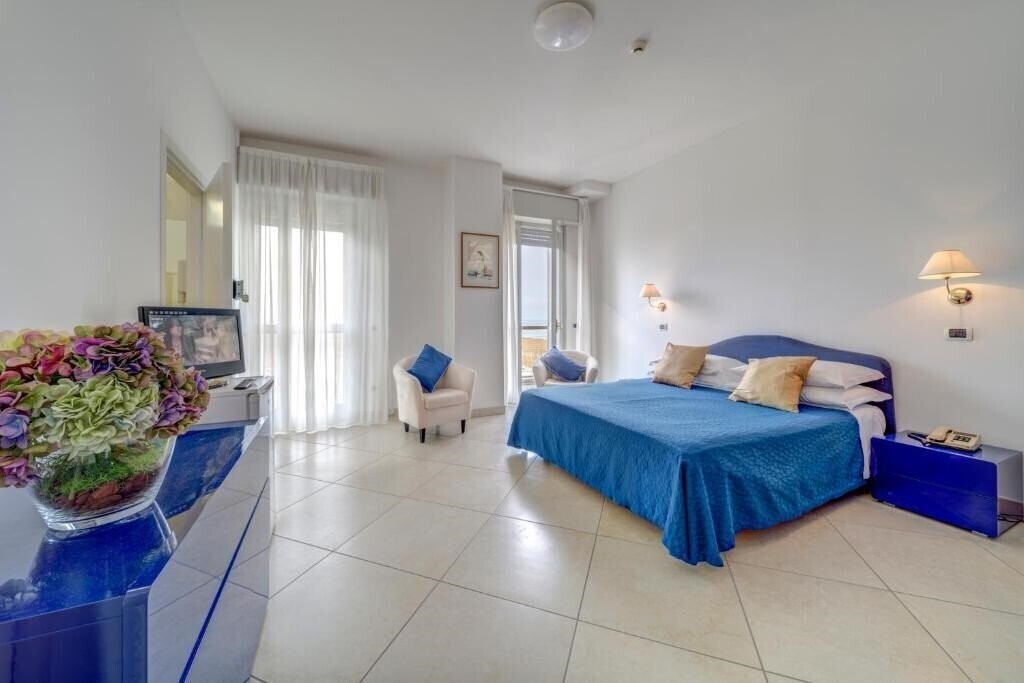 Готель Carlton Beach 3*