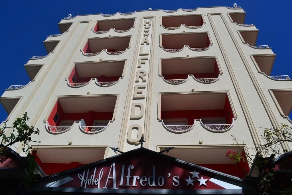 Отель Alfredos 3*