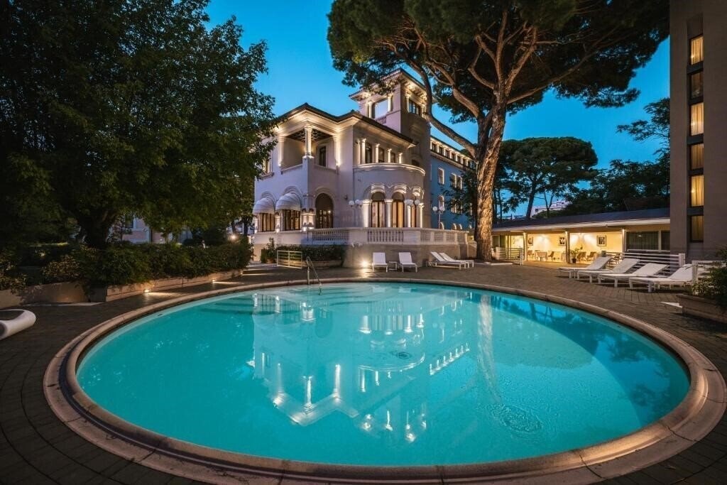 Отель De La Ville Hotel 4*
