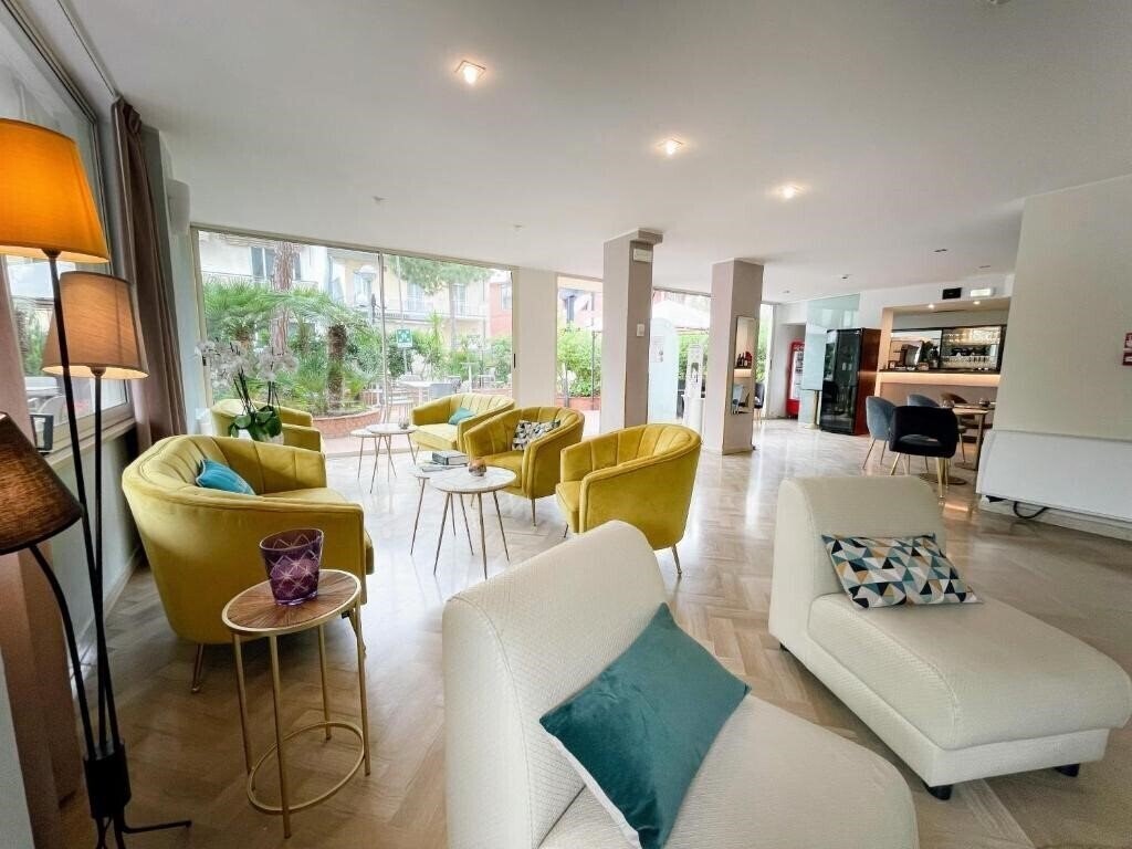 Картинка Aura Living 3*