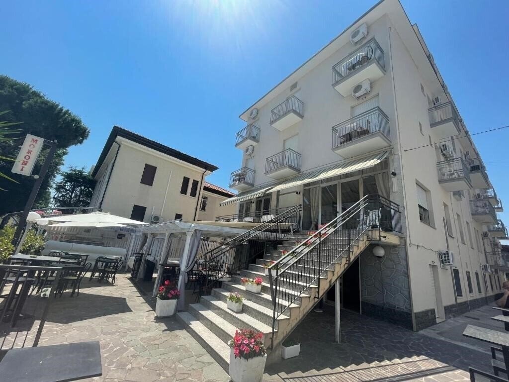 Готель Moroni Rimini 2*