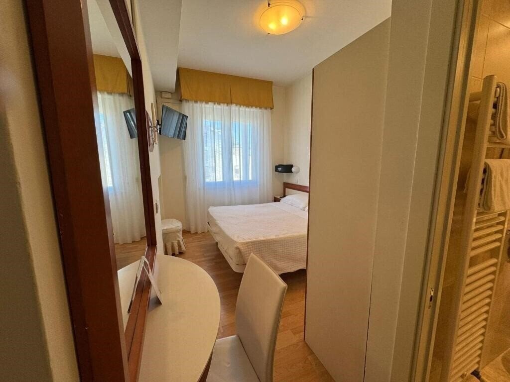Зображення Ariston 3*