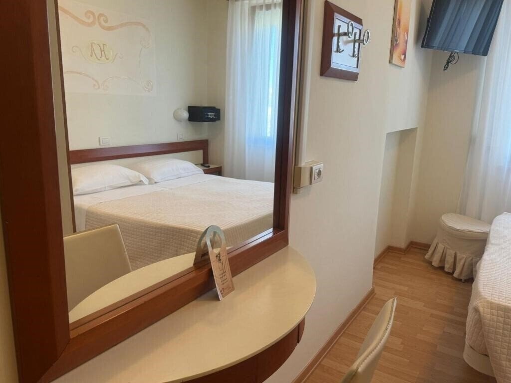 Картинка Ariston 3*