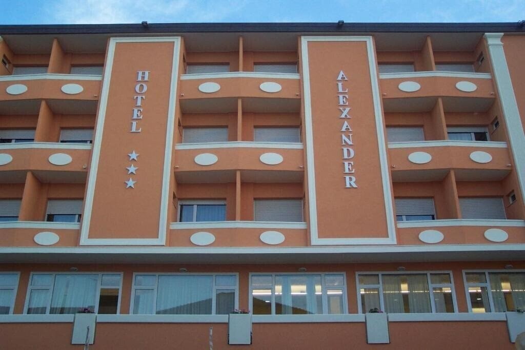 Готель Alexander Hotel 3*