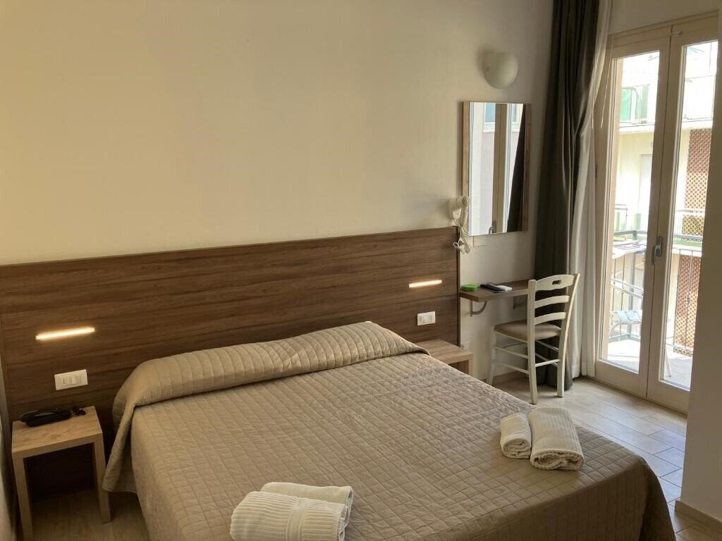 Отель Hotel Bed & Book 2*