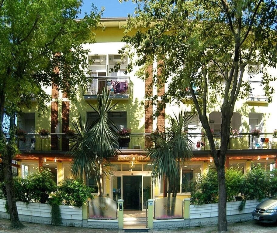 Готель Metron Hotel 3*