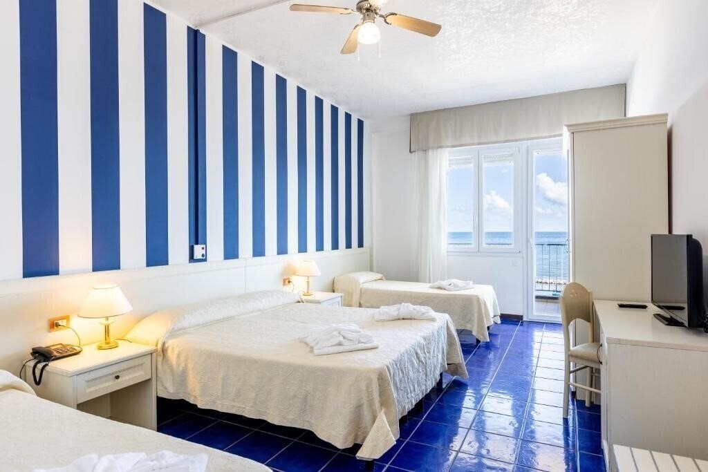 Готель Caravelle Beach (Cattolica) 4*