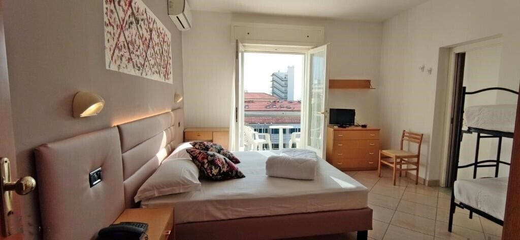 Фото Villa Platani Hotel (Riccione) 2*