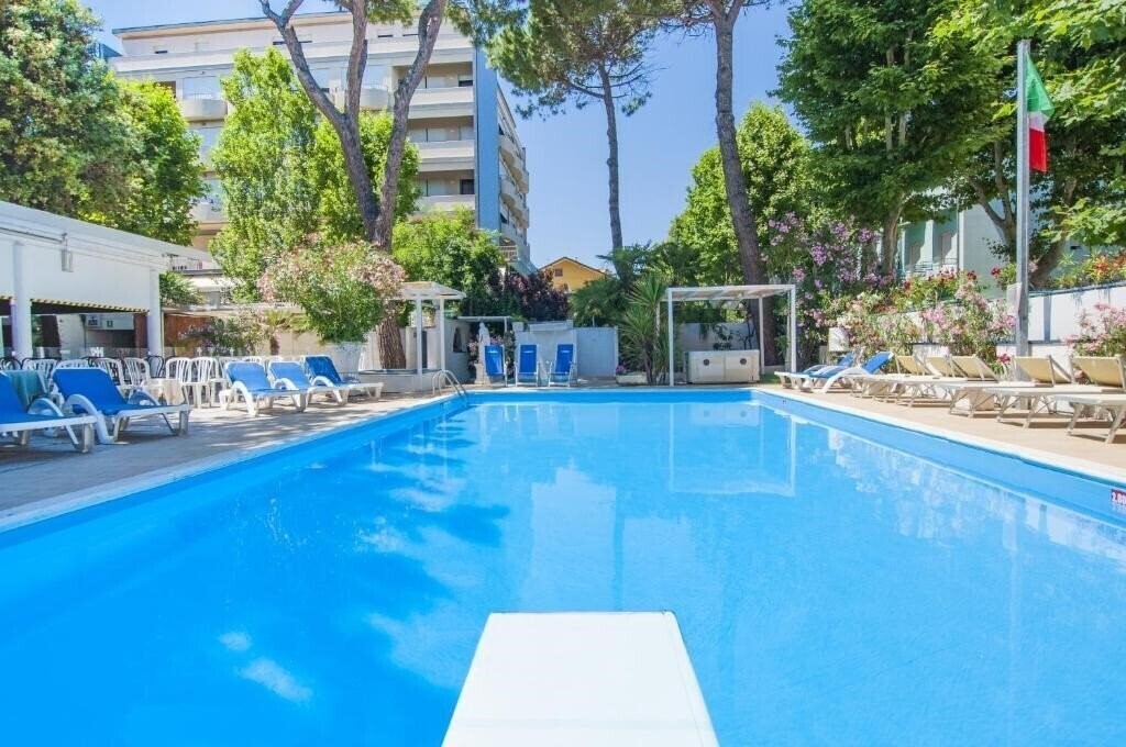 Отель Carillon Hotel 3*