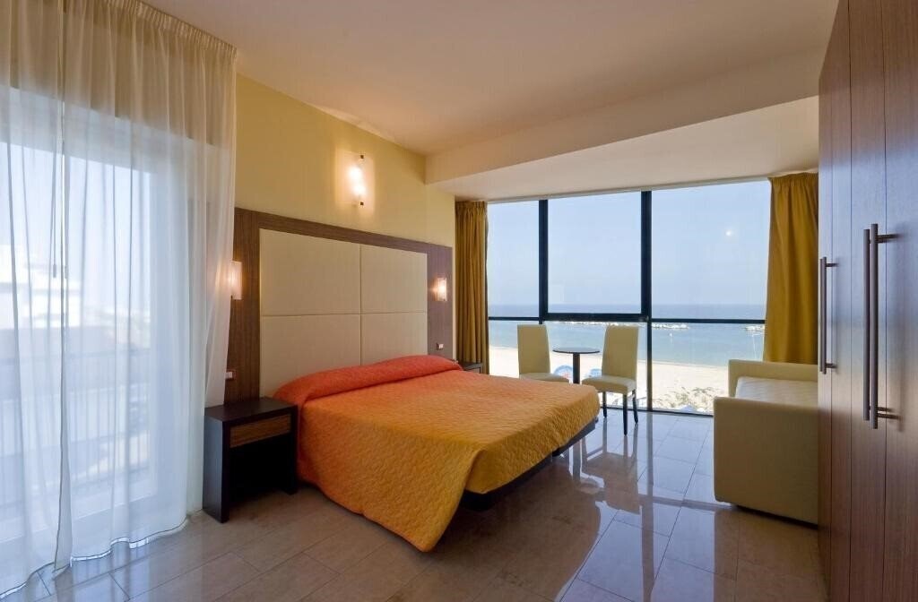 Фото Hotel Ambasciatori (Bellaria) 3*