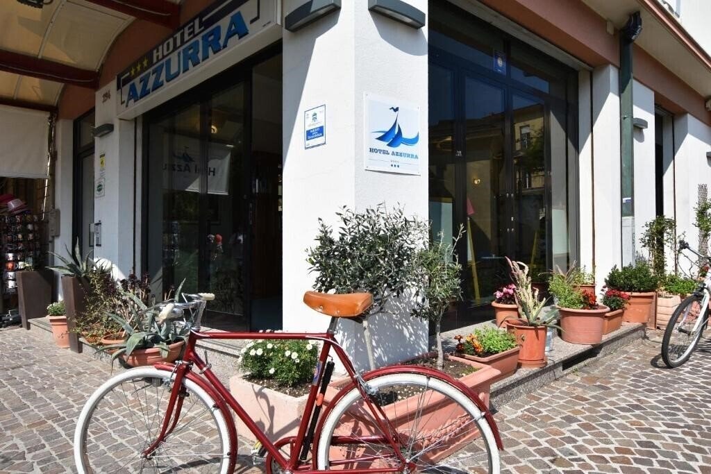 Отель Azzurra 3*