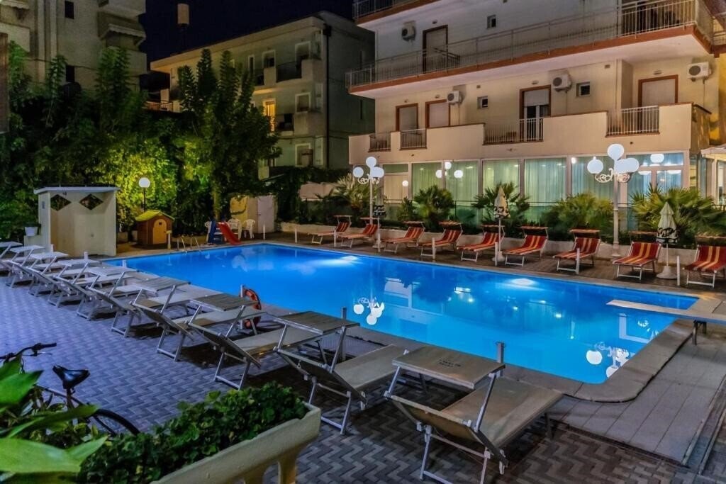 Готель Hotel Beverly 3*
