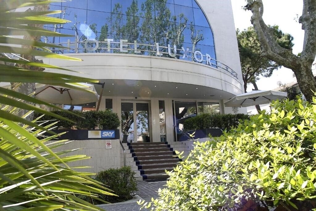 Готель Luxor 4*