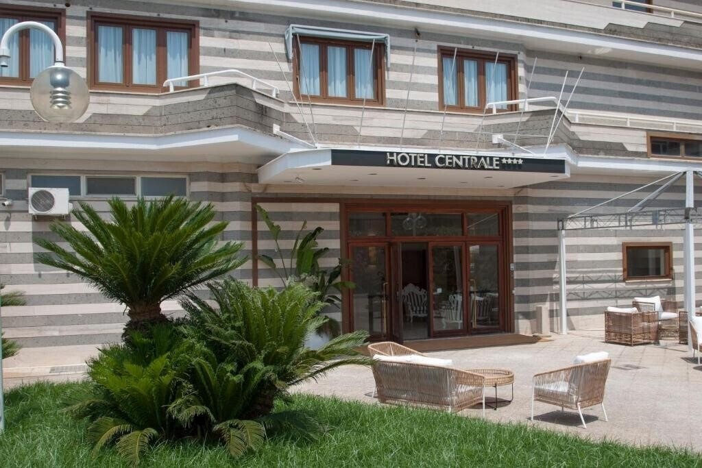 Отель Hotel Centrale Sabudia 4*