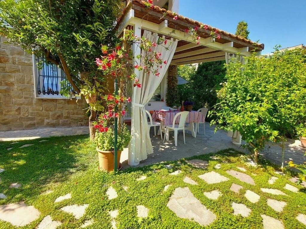 Готель Comodo Con Giardino E Patio 3*