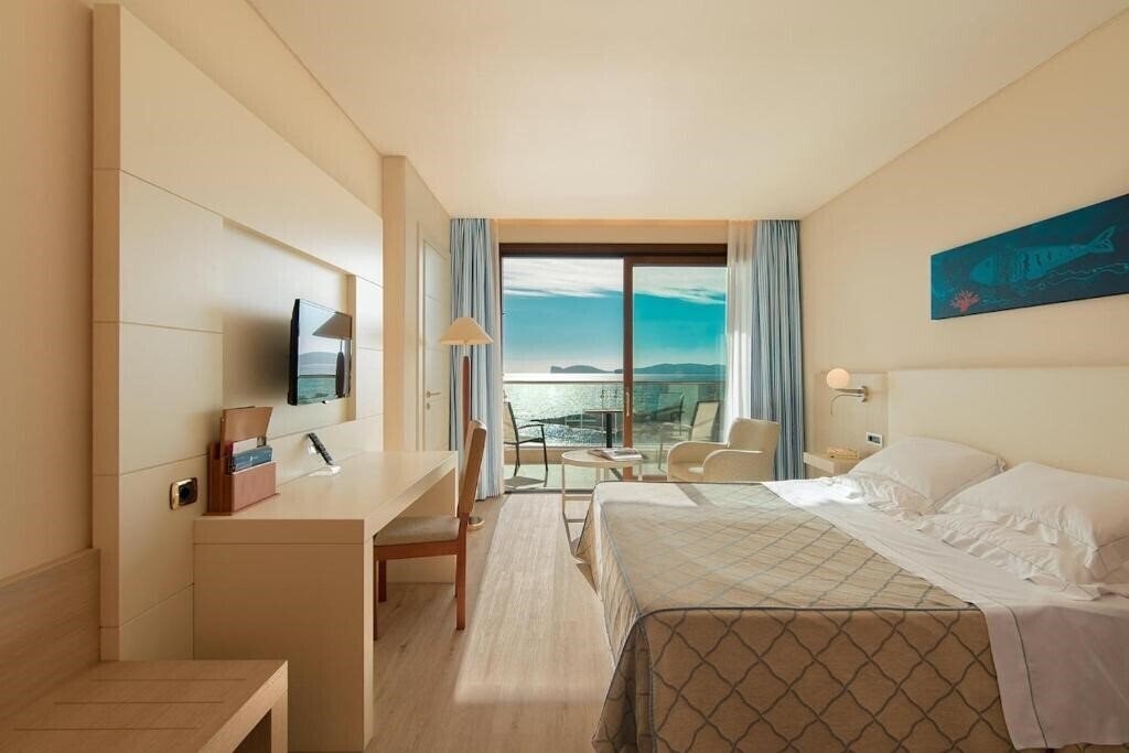 Отель Smy Carlos V Wellness & SPA Alghero 5*