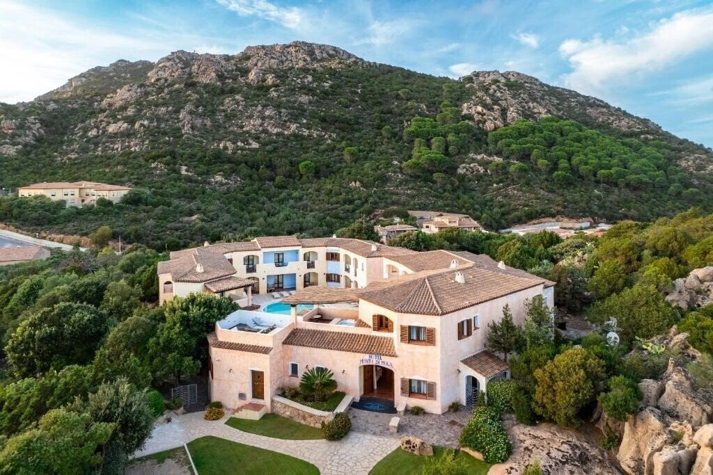 Отель Monti Di Mola 4*