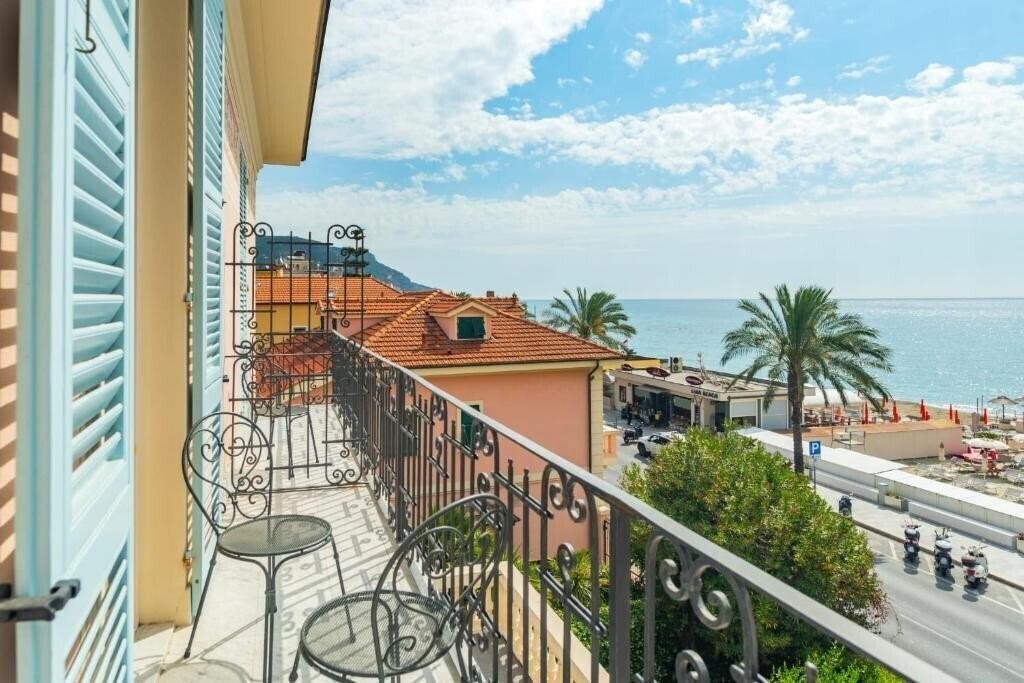 Картинка Hotel De La Plage Pietra Ligure 3*