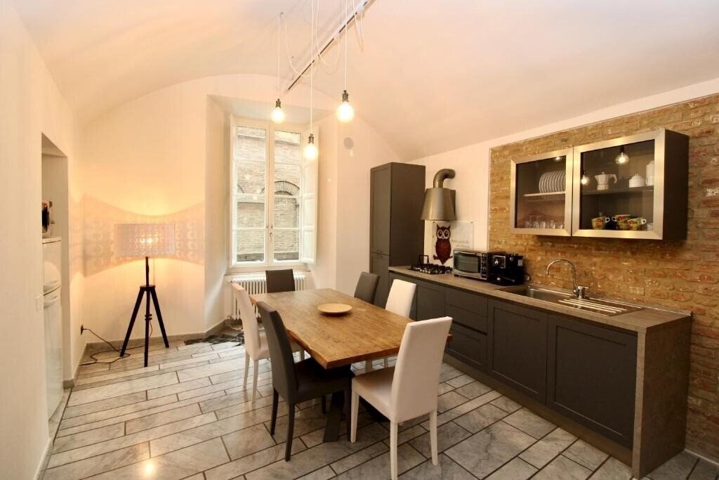 Отель Luxury Suite Apartment Angiolieri 3*