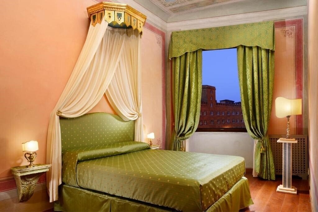 Отель Piazza del Campo Honeymoon Suite 3*