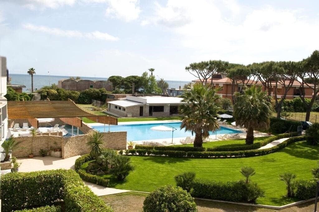 Отель Albergo Mediterraneo Hotel 4*