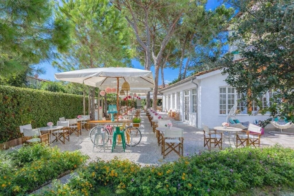Отель Hotel La Pineta Al Mare (Forte Dei Marmi) 3*