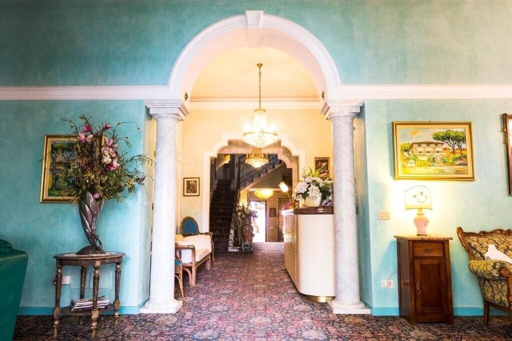 Отель Hotel Sonia (Forte Dei Marmi) 3*