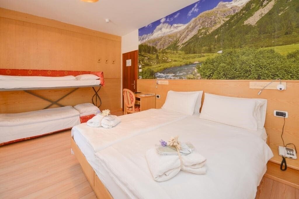 Фото Hotel Corona 3*