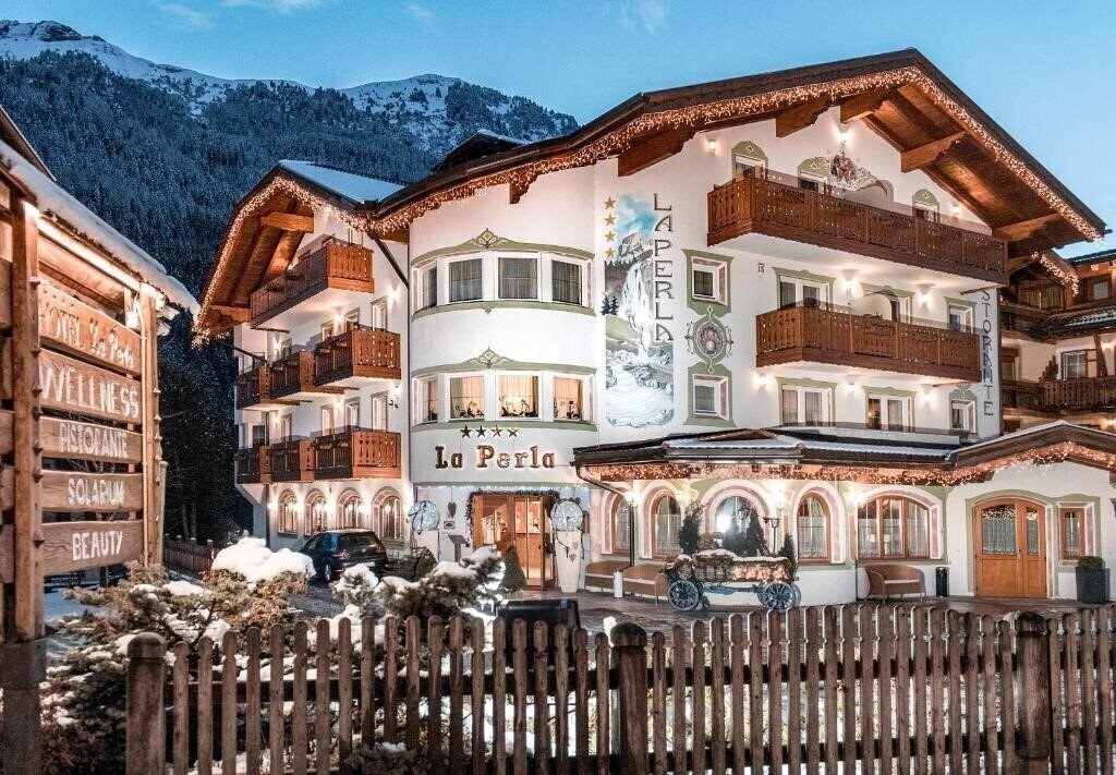 Отель Hotel La Perla Wellness & Beauty Canazei 4*
