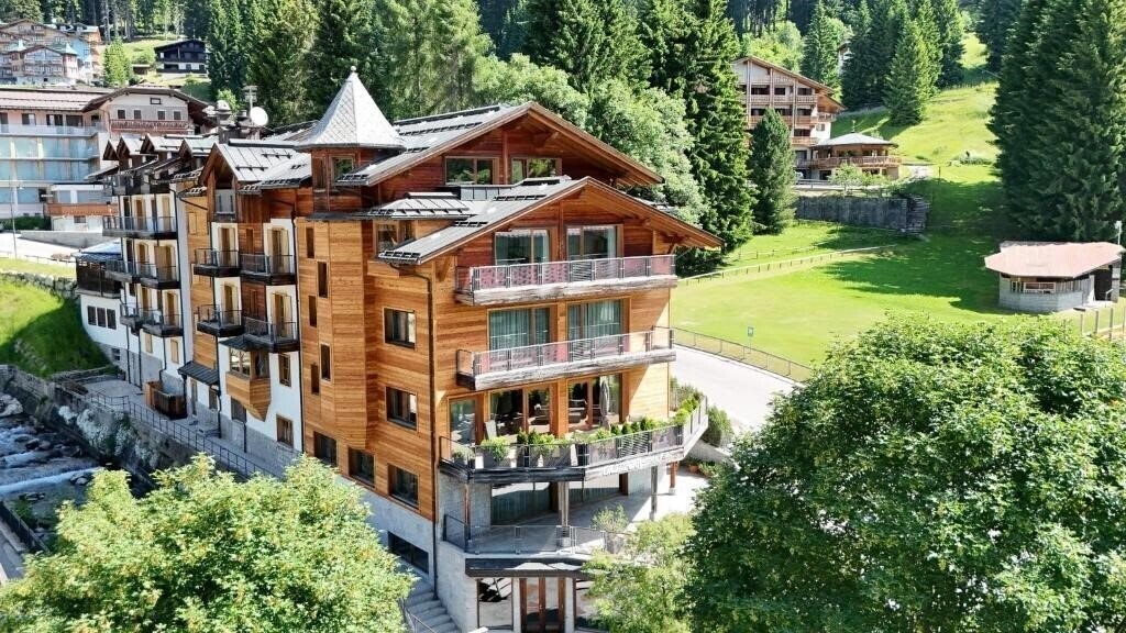 Отель Chalet Laura Lodge Hotel 4*
